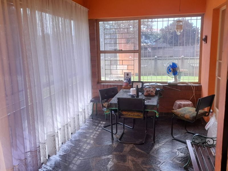 A beautifully maintained home  - Photo 7