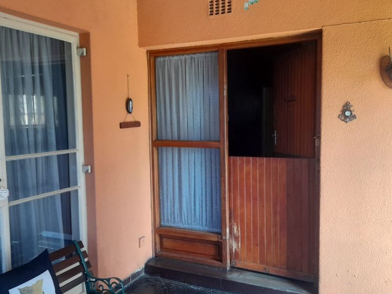 A beautifully maintained home  - Photo 9