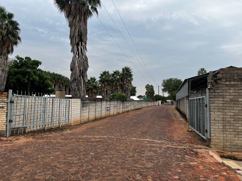 High-Exposure Commercial Property To Let – Ideal for Logistics & Warehousing! - Photo 9