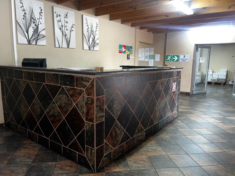 High-Exposure Commercial Property To Let – Ideal for Logistics & Warehousing - Photo 1