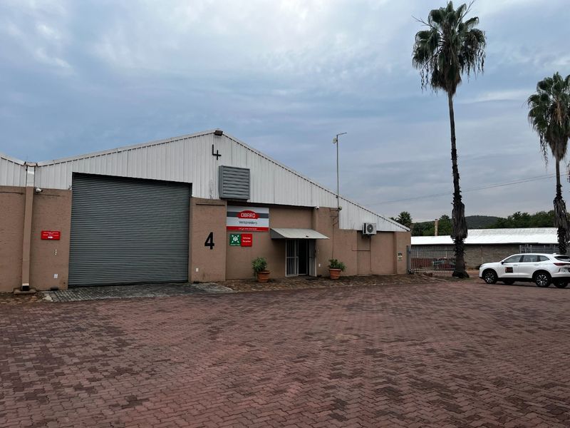 High-Exposure Commercial Property To Let – Ideal for Logistics & Warehousing - Photo 2