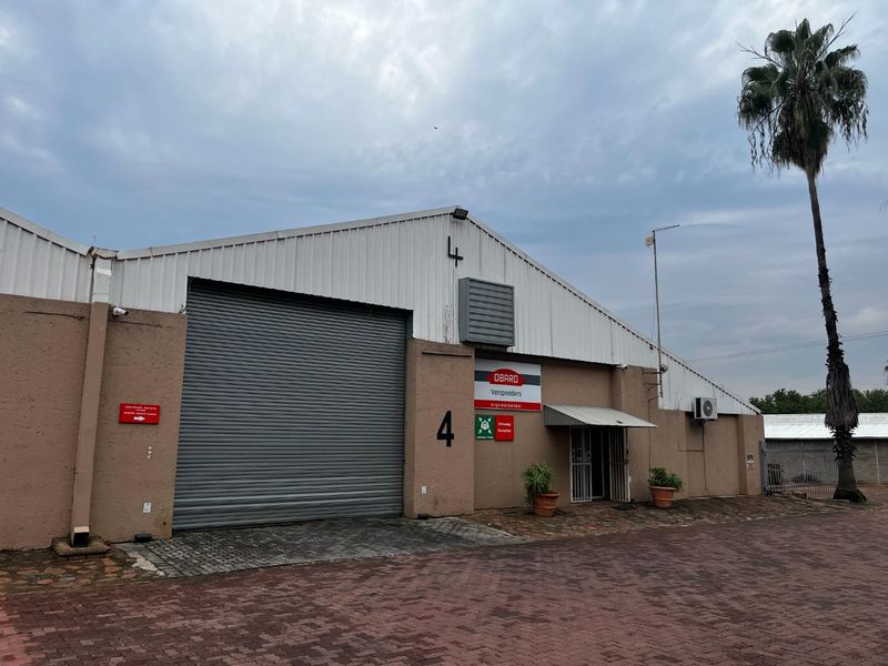 High-Exposure Commercial Property To Let – Ideal for Logistics & Warehousing - Photo 4