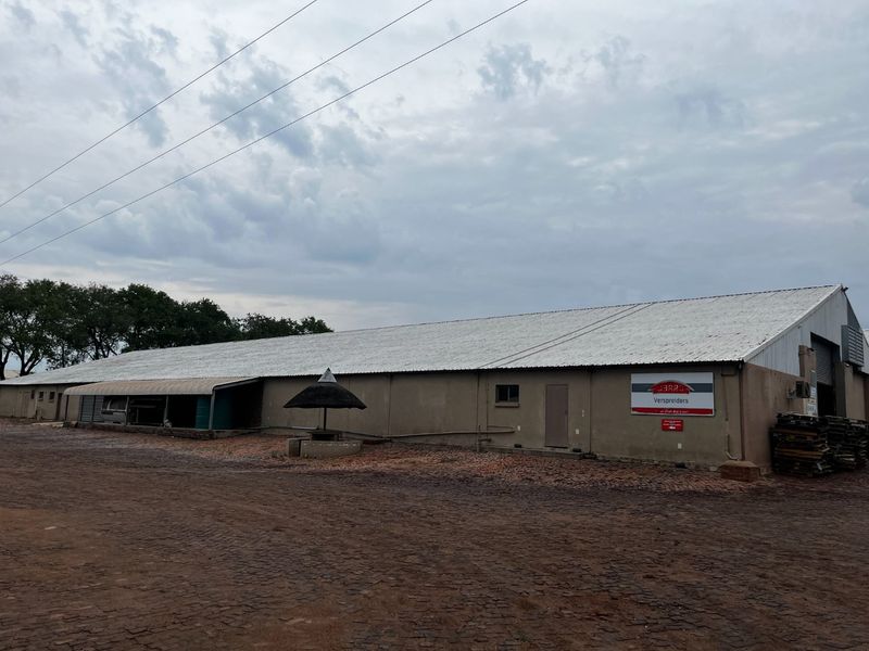 High-Exposure Commercial Property To Let – Ideal for Logistics & Warehousing - Photo 1