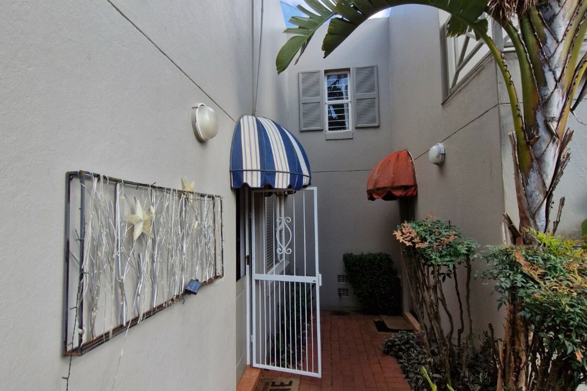 Luxury Fully Furnished 4-Bedroom Home with Private Marina Access & Premium Lifestyle Living - Photo 3