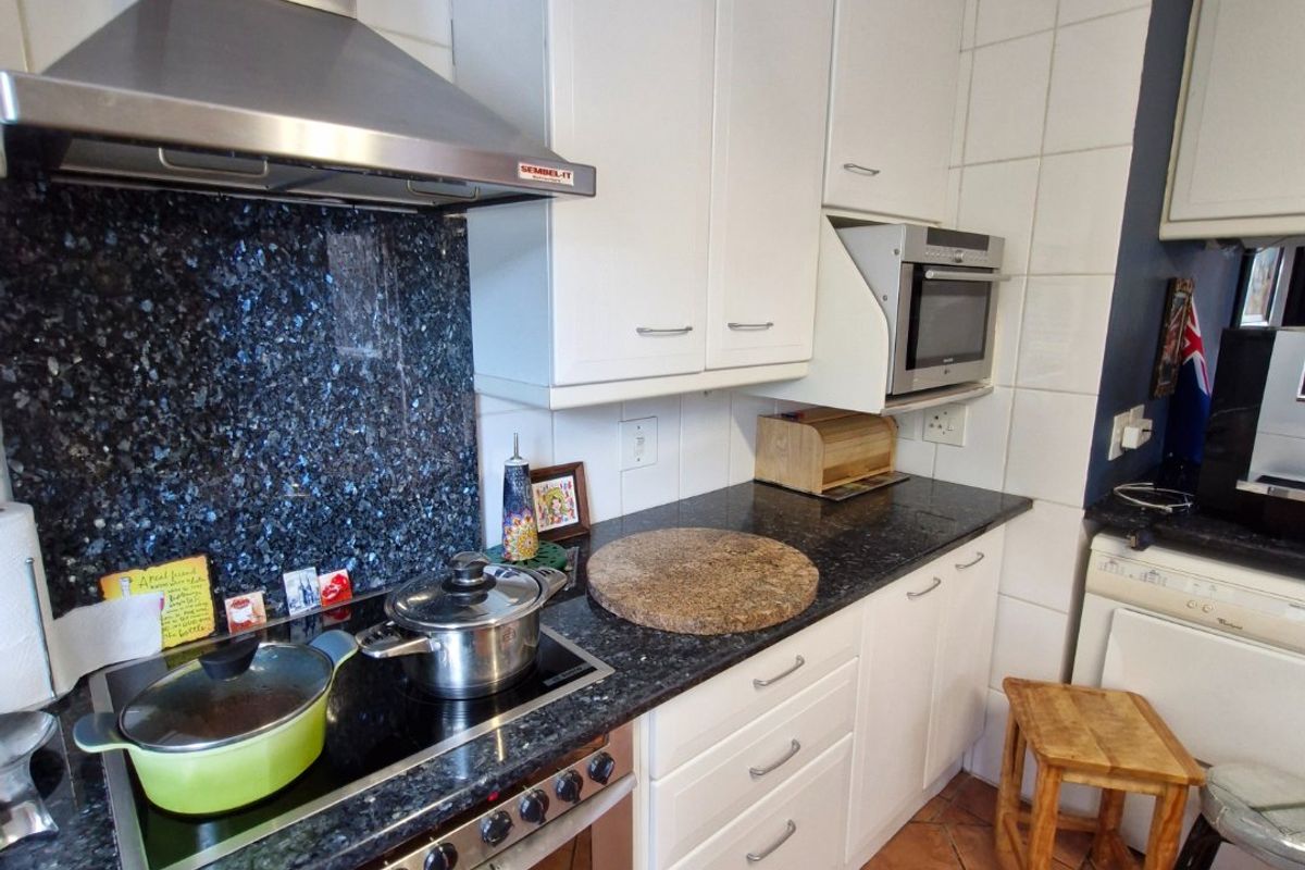 Luxury Fully Furnished 4-Bedroom Home with Private Marina Access & Premium Lifestyle Living - Photo 5