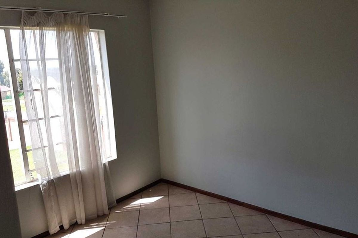 Modern One-Bedroom Retreat with En-Suite Comfort - Photo 3