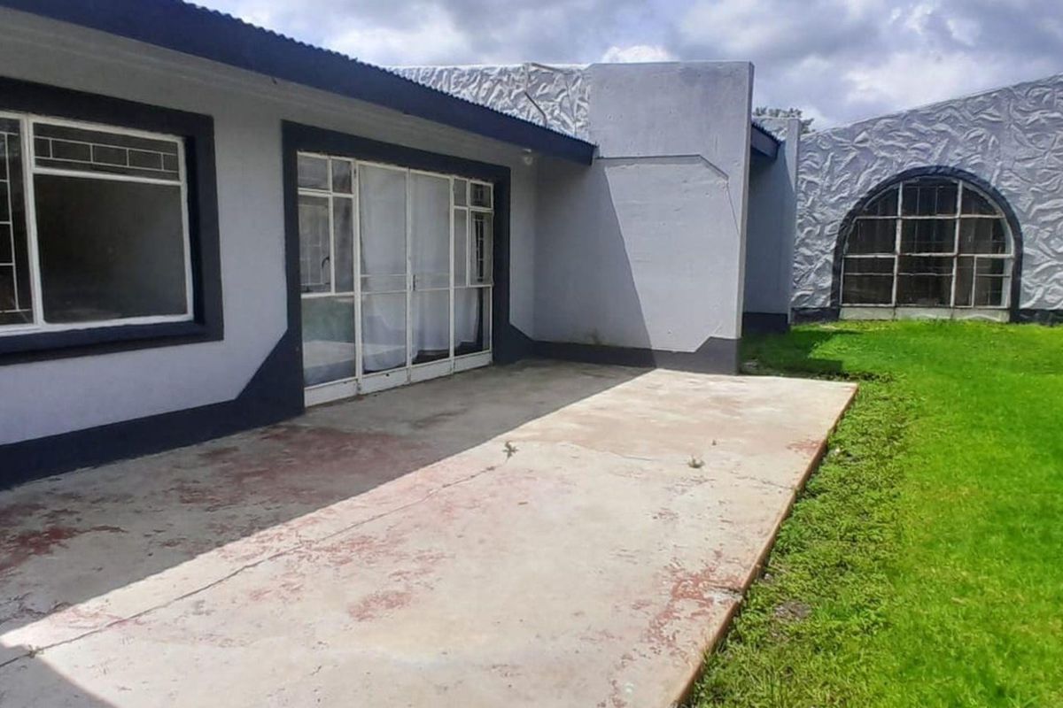 Stunning 3 Bedroom Home with Seprate Flatlet Evander - Photo 2