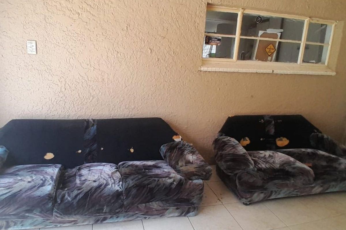 Stunning 3 Bedroom Home with Seprate Flatlet Evander - Photo 3