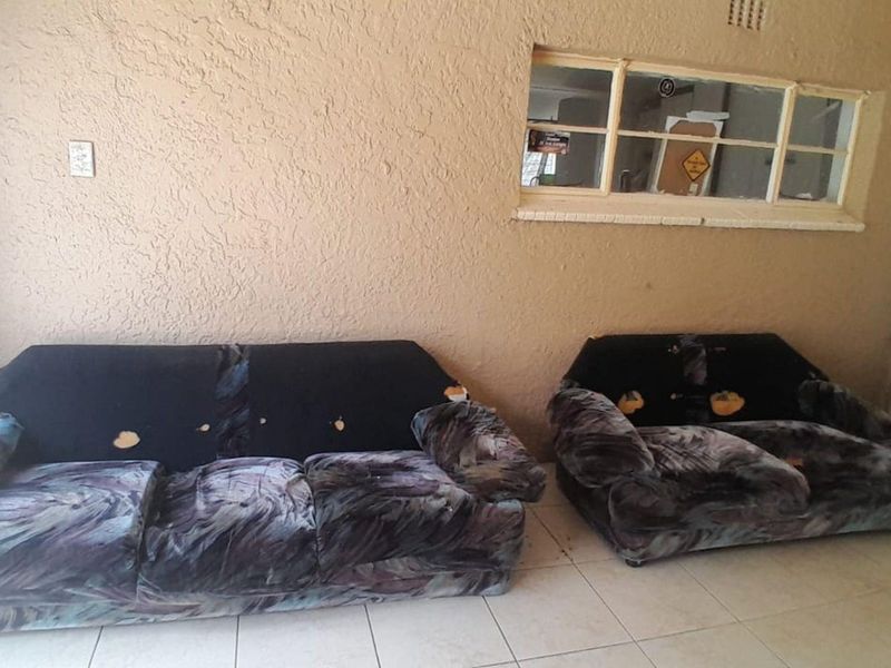 Stunning 3 Bedroom Home with Seprate Flatlet Evander - Photo 3