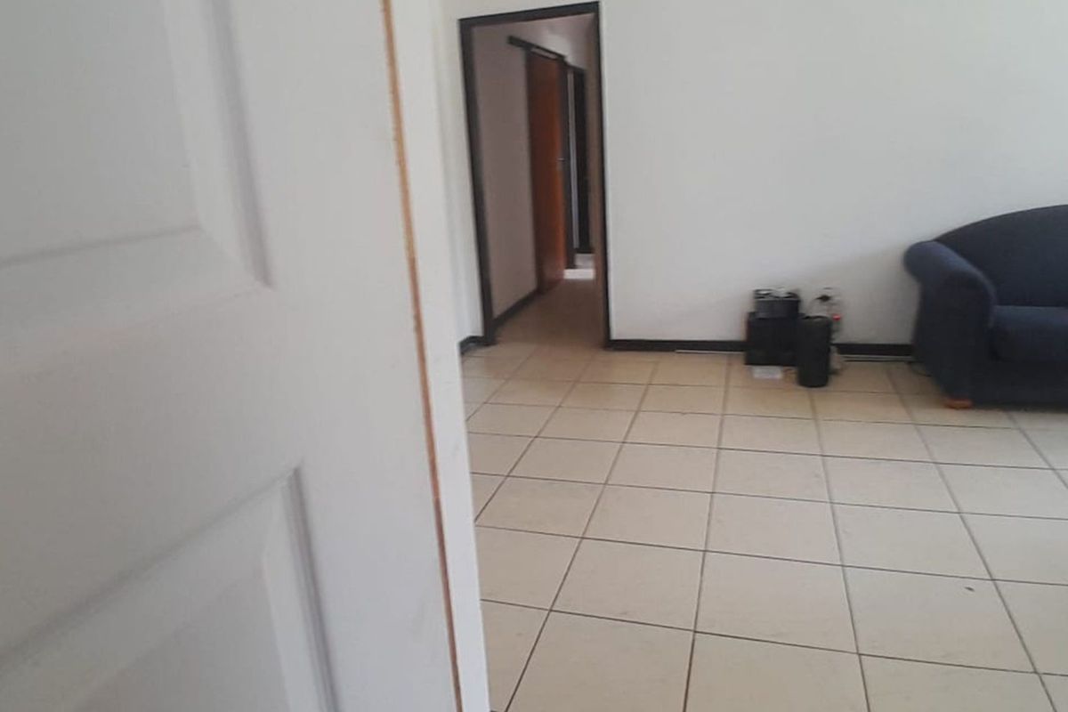 Stunning 3 Bedroom Home with Seprate Flatlet Evander - Photo 4