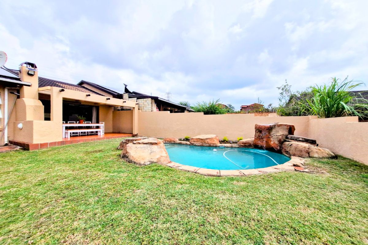 Gorgeous Modern Contemporary ,,,,,,,,,, 3 Bedrooms ,,2 Bathrooms,, Stunning  Kitchen  Rock Pool Covered Patio Townhouse. - Photo 2