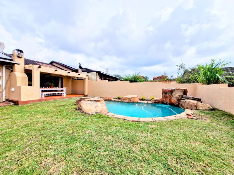 Gorgeous Modern Contemporary ,,,,,,,,,, 3 Bedrooms ,,2 Bathrooms,, Stunning  Kitchen  Rock Pool Covered Patio Townhouse. - Photo 2