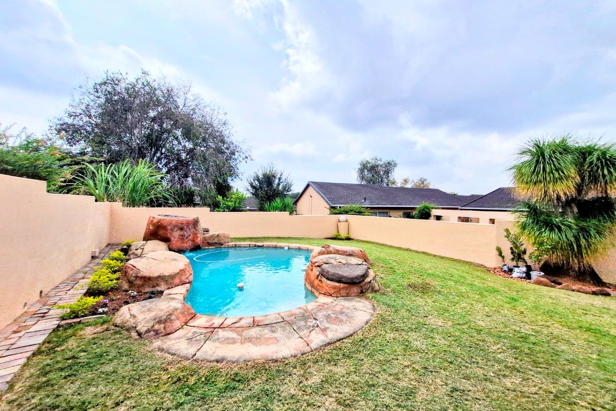 Gorgeous Modern Contemporary ,,,,,,,,,, 3 Bedrooms ,,2 Bathrooms,, Stunning  Kitchen  Rock Pool Covered Patio Townhouse. - Photo 3