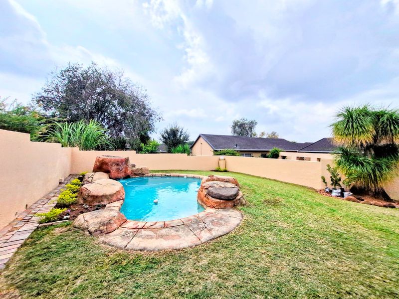 Gorgeous Modern Contemporary ,,,,,,,,,, 3 Bedrooms ,,2 Bathrooms,, Stunning  Kitchen  Rock Pool Covered Patio Townhouse. - Photo 3