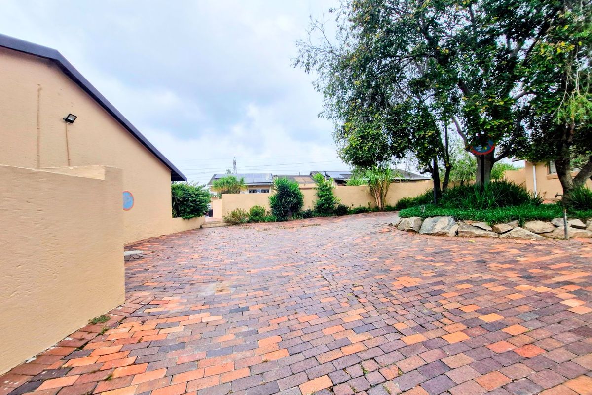 Gorgeous Modern Contemporary ,,,,,,,,,, 3 Bedrooms ,,2 Bathrooms,, Stunning  Kitchen  Rock Pool Covered Patio Townhouse. - Photo 4