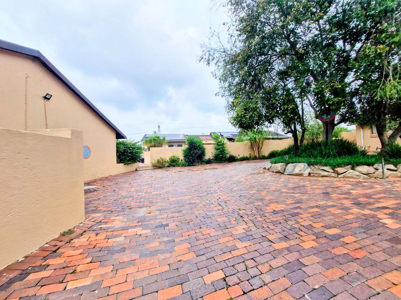 Gorgeous Modern Contemporary ,,,,,,,,,, 3 Bedrooms ,,2 Bathrooms,, Stunning  Kitchen  Rock Pool Covered Patio Townhouse. - Photo 4