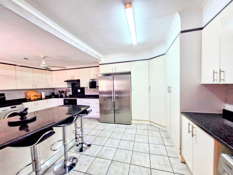 Gorgeous Modern Contemporary ,,,,,,,,,, 3 Bedrooms ,,2 Bathrooms,, Stunning  Kitchen  Rock Pool Covered Patio Townhouse. - Photo 10