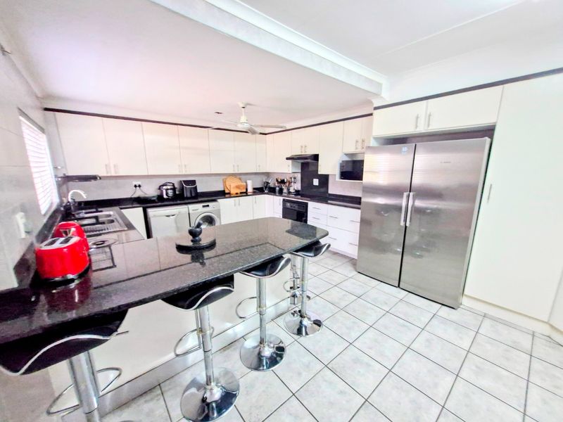 Gorgeous Modern Contemporary ,,,,,,,,,, 3 Bedrooms ,,2 Bathrooms,, Stunning  Kitchen  Rock Pool Covered Patio Townhouse. - Photo 9