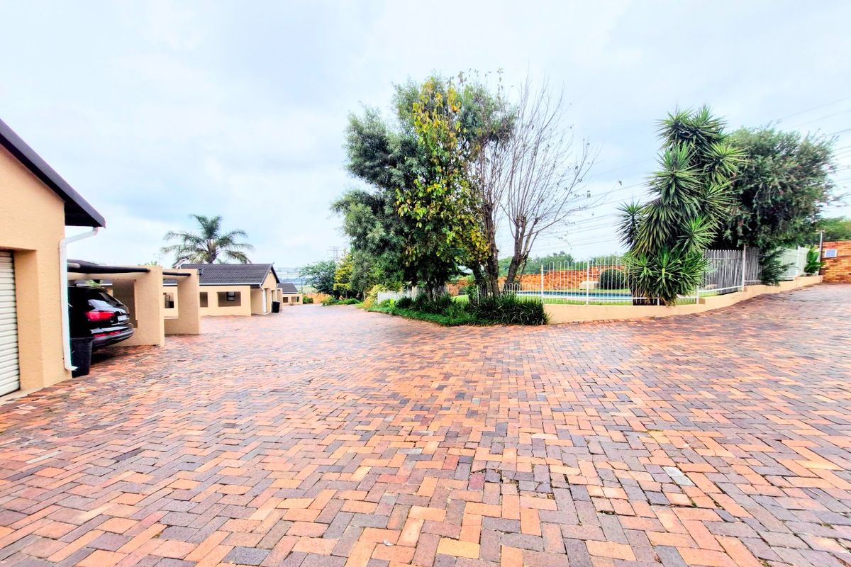 Gorgeous Modern Contemporary ,,,,,,,,,, 3 Bedrooms ,,2 Bathrooms,, Stunning  Kitchen  Rock Pool Covered Patio Townhouse. - Photo 5