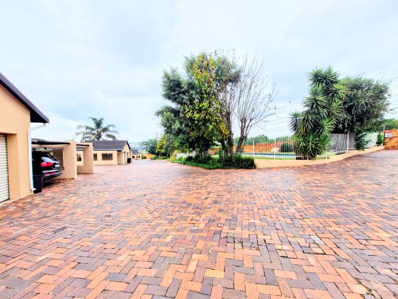 Gorgeous Modern Contemporary ,,,,,,,,,, 3 Bedrooms ,,2 Bathrooms,, Stunning  Kitchen  Rock Pool Covered Patio Townhouse. - Photo 5