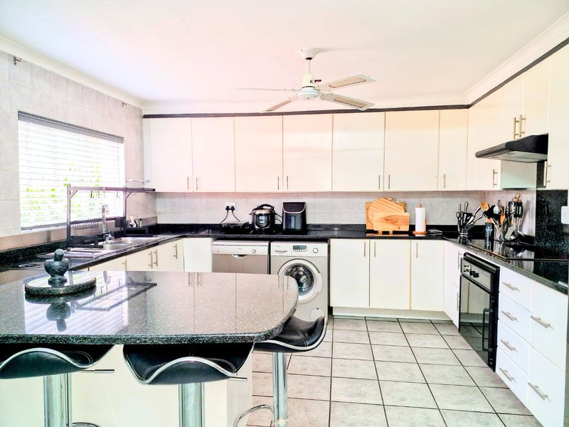 Gorgeous Modern Contemporary ,,,,,,,,,, 3 Bedrooms ,,2 Bathrooms,, Stunning  Kitchen  Rock Pool Covered Patio Townhouse. - Photo 8