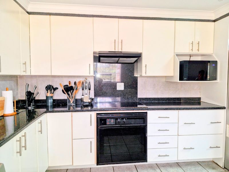 Gorgeous Modern Contemporary ,,,,,,,,,, 3 Bedrooms ,,2 Bathrooms,, Stunning  Kitchen  Rock Pool Covered Patio Townhouse. - Photo 7