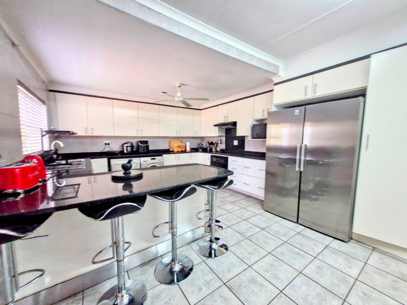 Gorgeous Modern Contemporary ,,,,,,,,,, 3 Bedrooms ,,2 Bathrooms,, Stunning  Kitchen  Rock Pool Covered Patio Townhouse. - Photo 6