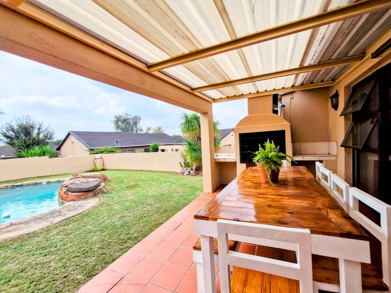 Gorgeous Modern Contemporary ,,,,,,,,,, 3 Bedrooms ,,2 Bathrooms,, Stunning  Kitchen  Rock Pool Covered Patio Townhouse. - Photo 1