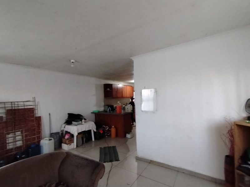 2 BED GROUND FLOOR FOR SALE IN GOLDEN OLDIE EIKENHOF FLATS - Photo 3