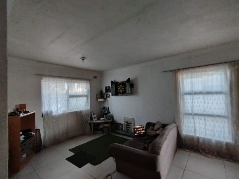 2 BED GROUND FLOOR FOR SALE IN GOLDEN OLDIE EIKENHOF FLATS - Photo 5