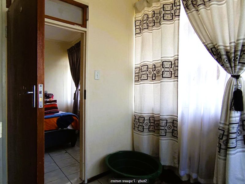 Charming 1 Bedroom Apartment for Sale in James Drive, Silverton – Perfect for First-Time Buyers or Investors - Photo 4