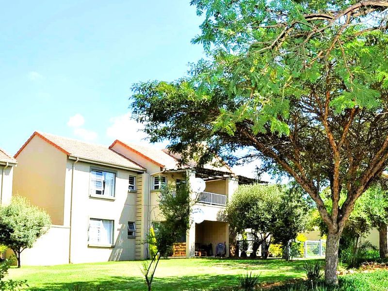 Modern 2 Bedroom, 2 Bathroom Home for Sale in Prestigious Leeuwenhof Estate - Photo 8