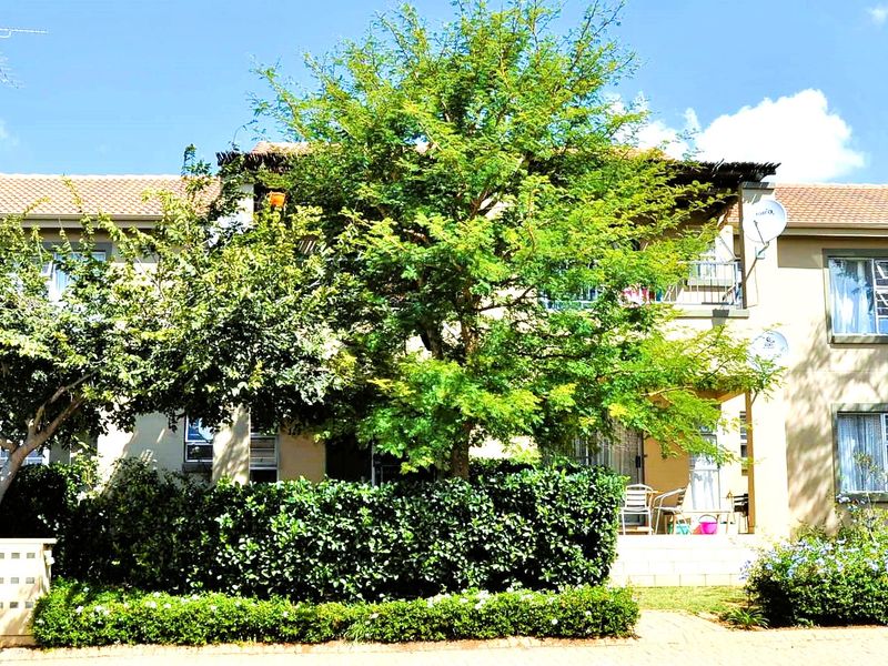 Modern 2 Bedroom, 2 Bathroom Home for Sale in Prestigious Leeuwenhof Estate - Photo 10