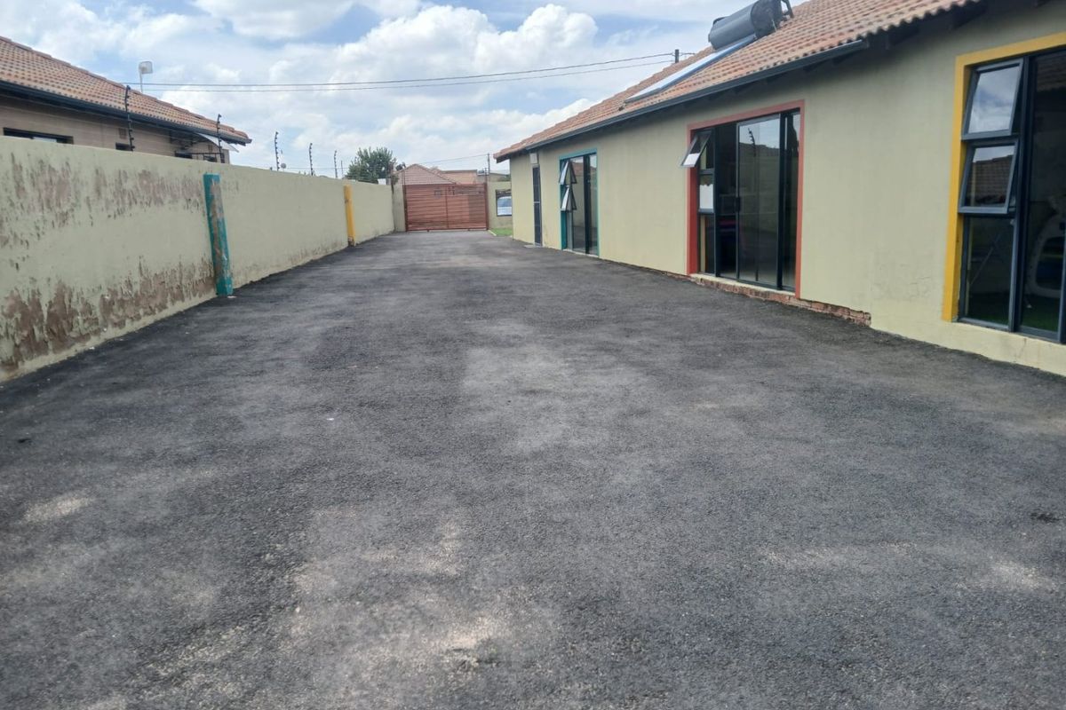 Spacious five bedroom house for sale - Photo 3