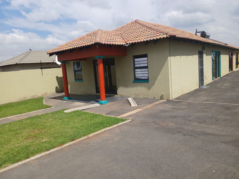 Spacious five bedroom house for sale - Photo 2