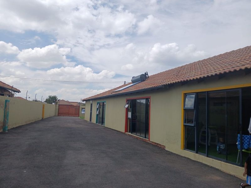 Spacious five bedroom house for sale - Photo 4