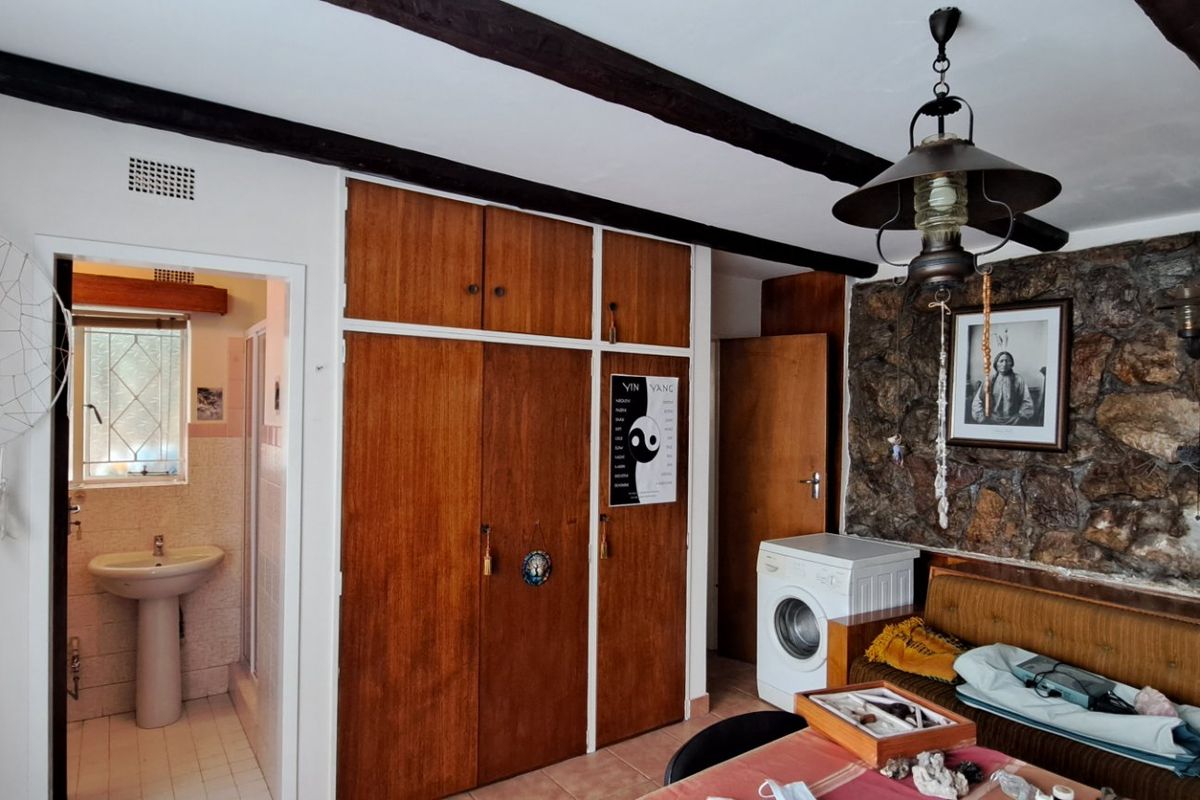 This charming bachelor’s cottage is ideal for a single person starting out.  - Photo 2