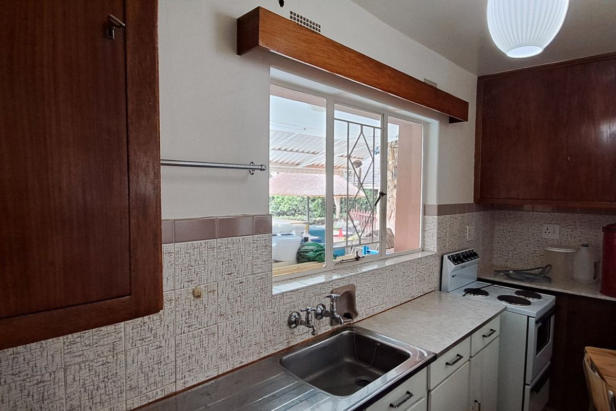 This charming bachelor’s cottage is ideal for a single person starting out.  - Photo 4