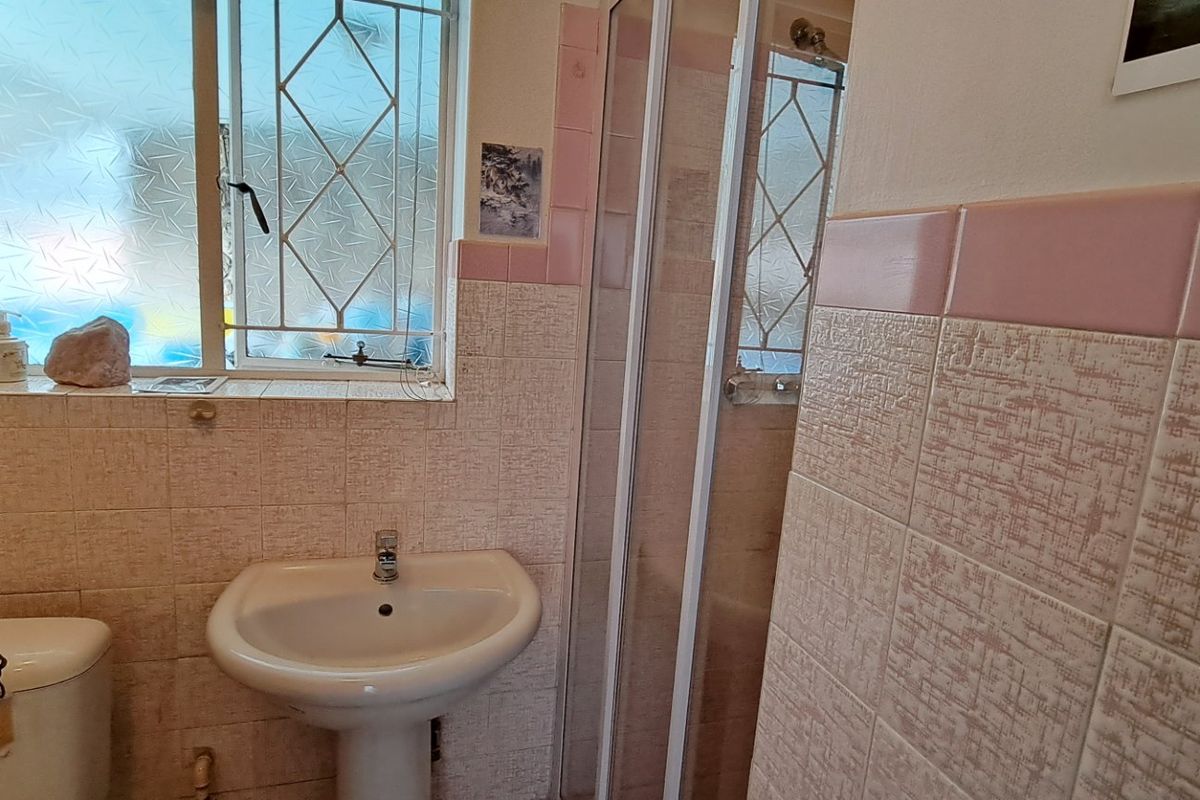 This charming bachelor’s cottage is ideal for a single person starting out.  - Photo 5