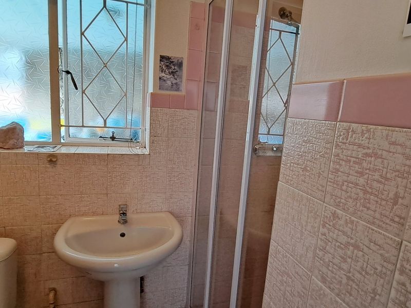 This charming bachelor’s cottage is ideal for a single person starting out.  - Photo 5