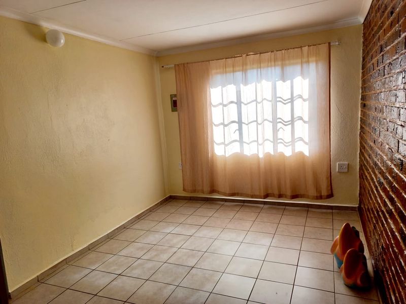 Bachelor Unit to Rent on Plot  Looking for a peaceful, secure space of your own? This charming bachelor unit is the perfect fit for a single person seeking comfort and privacy.  Features: 	•	Open-plan bachelor unit 	•	Situated on a quiet plot 	•	Very safe and secure environment 	•	Lock-up garage included for your convenience 	•	Ideal for one person Gas geyser and gas stove  Please note: No pets allowed  Enjoy a calm lifestyle with added security and your own private space — perfect for someone who values simplicity and safety. - Photo 4