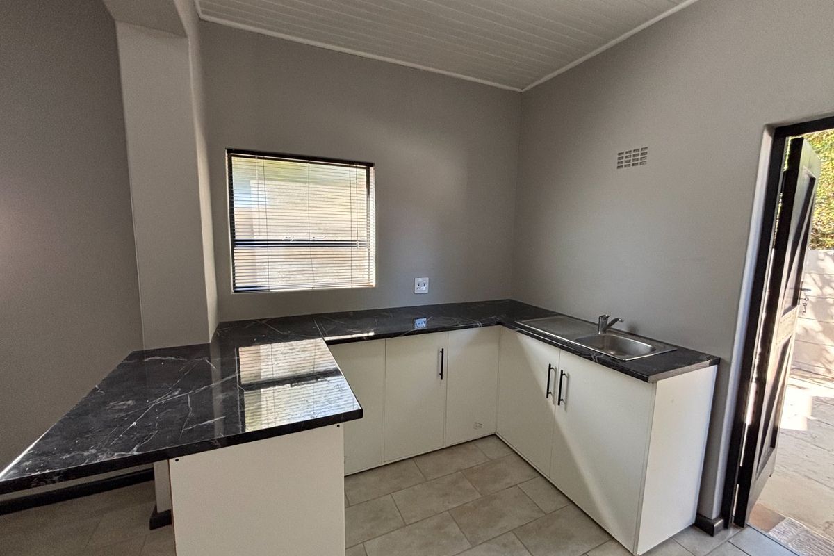 Spacious 1- Bedroom Flatlet with Private Entrance - Photo 4