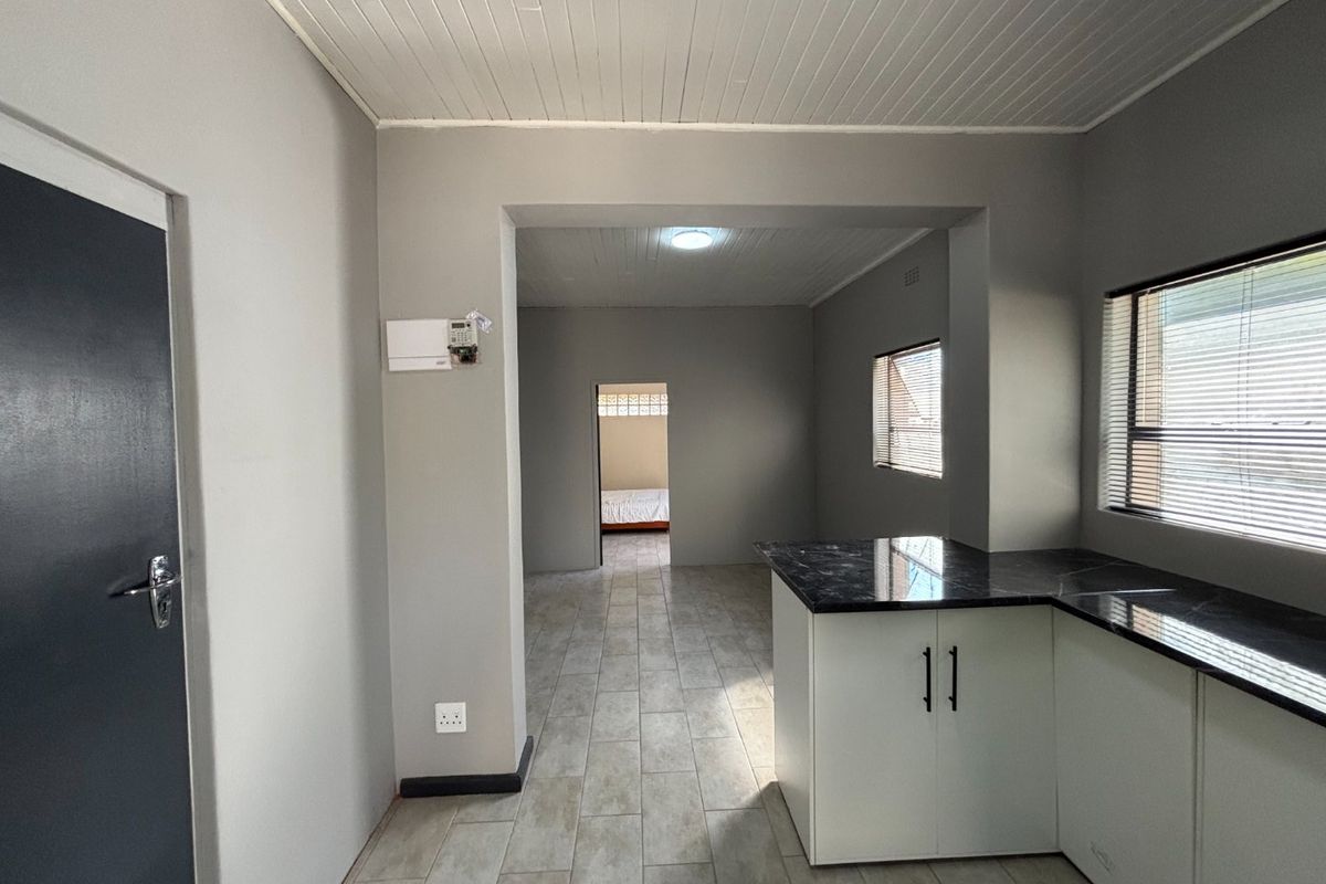 Spacious 1- Bedroom Flatlet with Private Entrance - Photo 2
