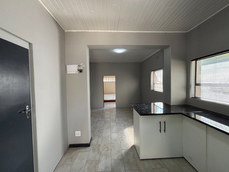 Spacious 1- Bedroom Flatlet with Private Entrance - Photo 2