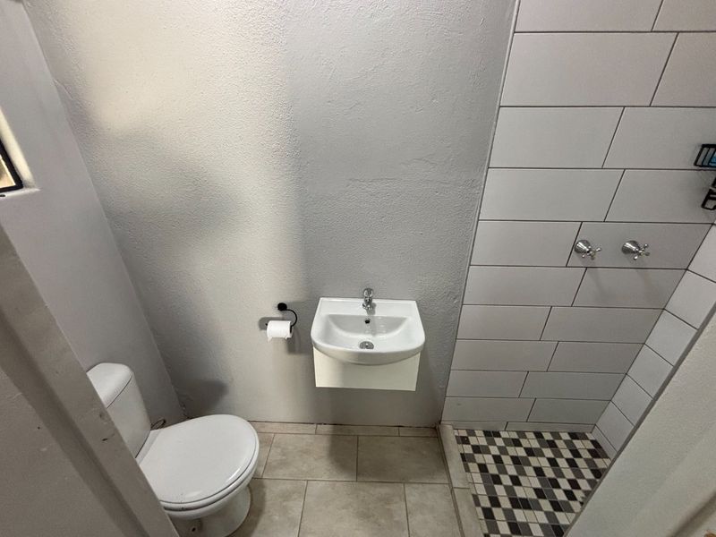 Spacious 1- Bedroom Flatlet with Private Entrance - Photo 10