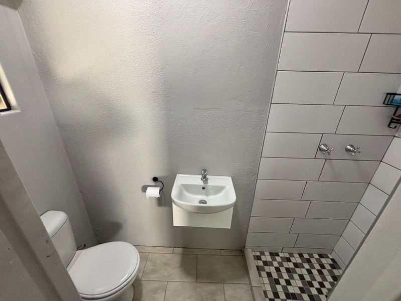 Spacious 1- Bedroom Flatlet with Private Entrance - Photo 9