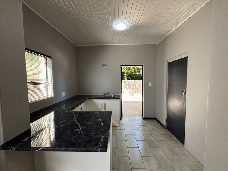 Spacious 1- Bedroom Flatlet with Private Entrance - Photo 8