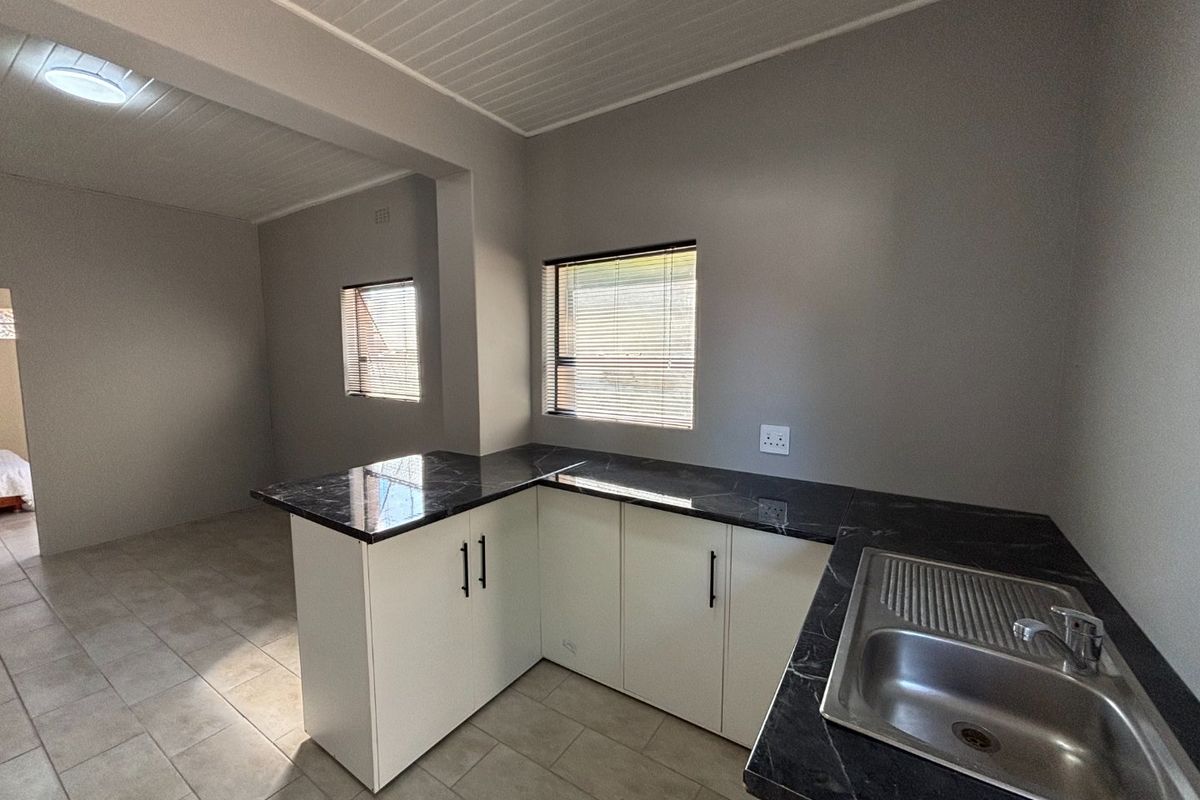 Spacious 1- Bedroom Flatlet with Private Entrance - Photo 3