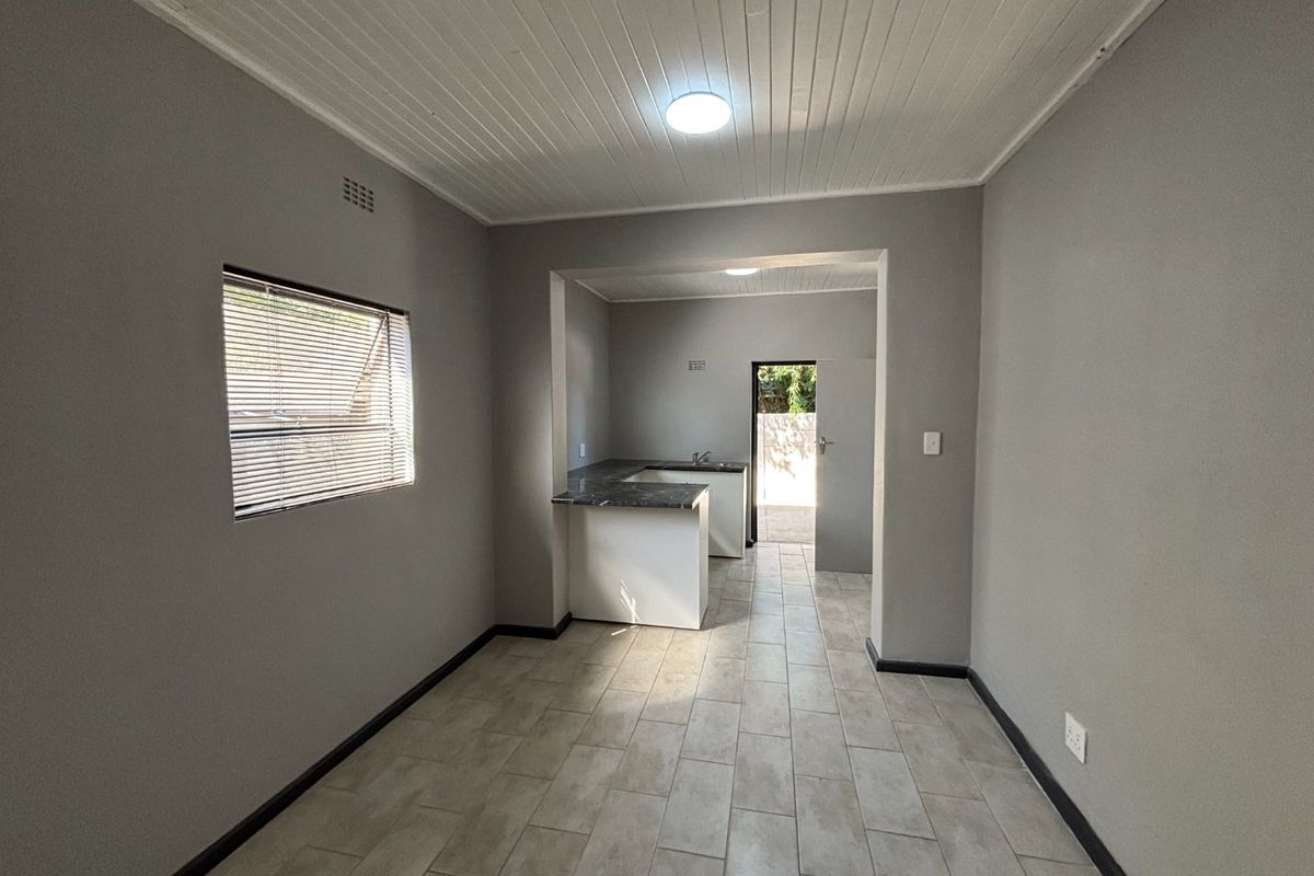 Spacious 1- Bedroom Flatlet with Private Entrance - Photo 5