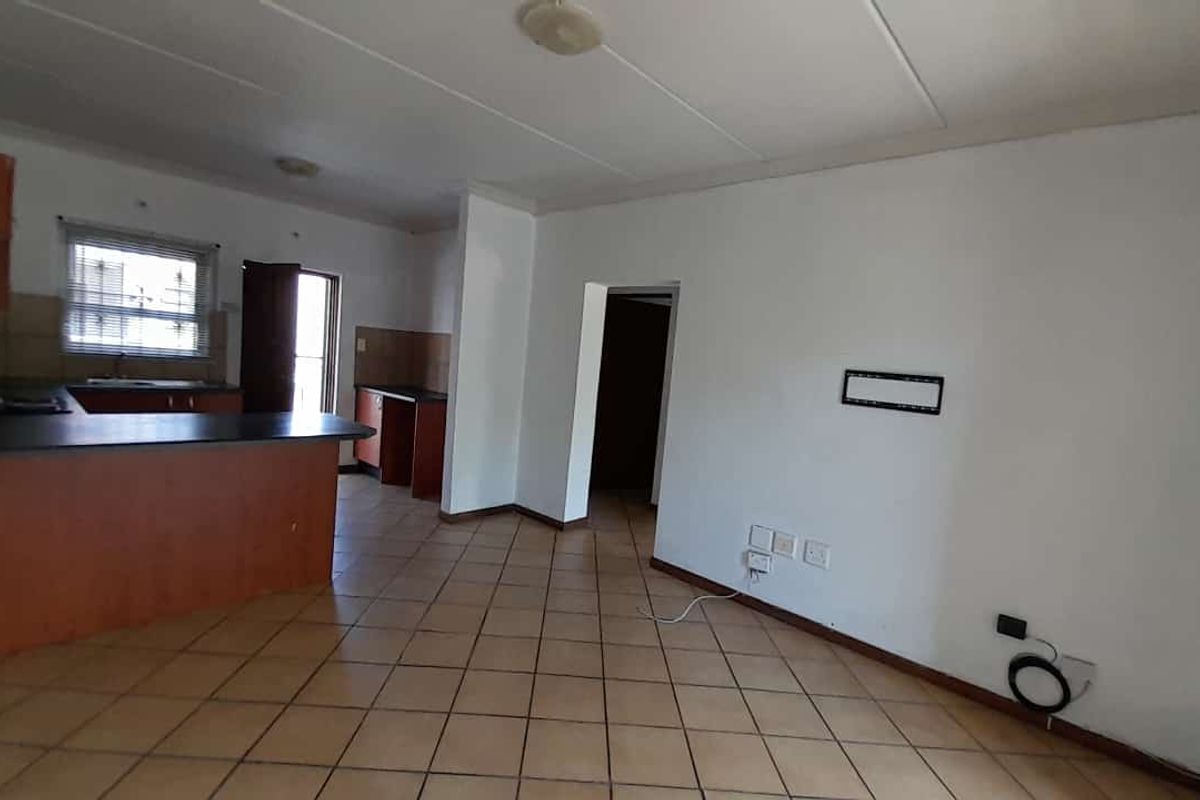 Spacious 2 bed 1 bath apartment - Photo 2